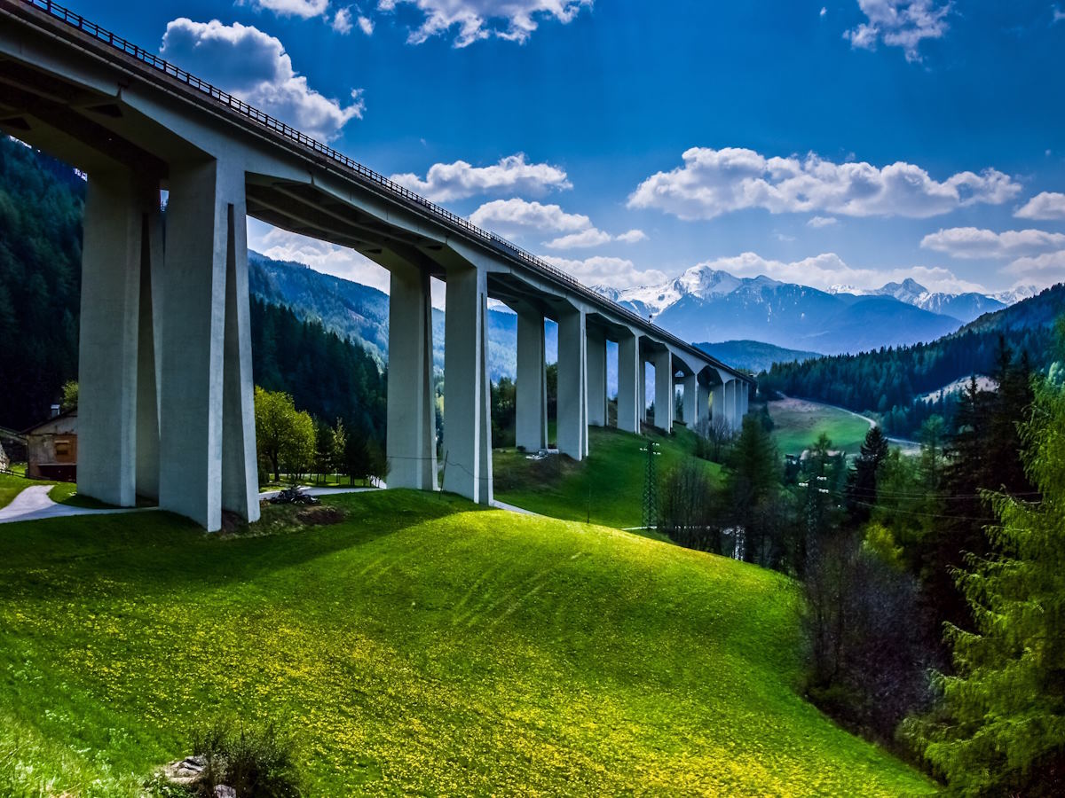maut1.de Blog - Pfeiler der Brenner Autobahn in Südtirol mit Bergen im Hintergrund