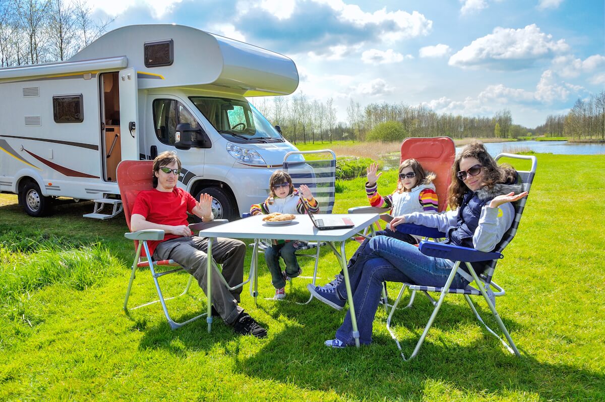 maut1.de Blog - Familie beim Picknick vorm Wohnwagen